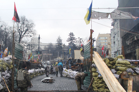 Грушевського: свічки, валентинки та КПП | Український тиждень