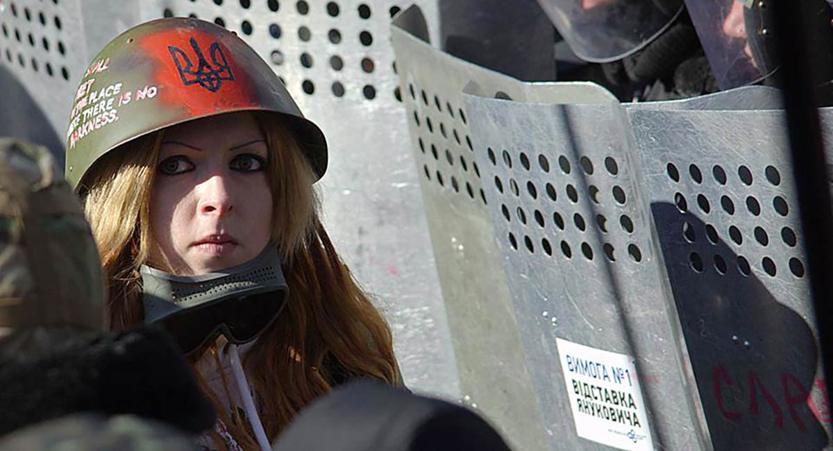 Валерія Бурлакова у лютому 2014-го на Майдані в касці з намальованим на ній червоно-чорним тризубом. Фото: Ірина Цвіла