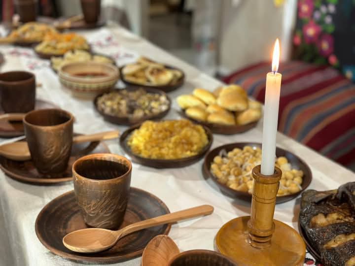 Святковий стіл з стравами на Святвечір перед Різдвом, етнопарк «Ладомирія».