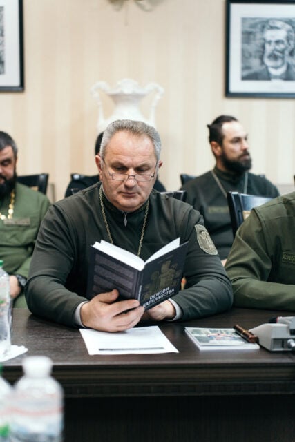 Представник військового капеланства, медичний капелан, в’язничний капелан, капелан читає посібник «Основи капеланства»