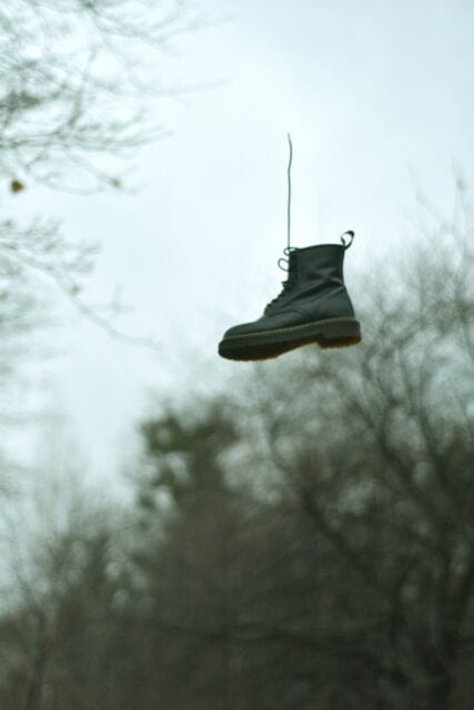 Напередодні Нового року дівчата ворожили на шлюб, кидаючи взуття, підкидання чобота, ворожіння на чоботі, чобітковий компас