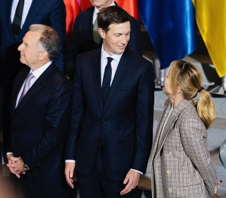 прем'єр-міністерка Італії Джорджа Мелоні поруч із представниками Сполучених Штатів, Джаредом Кушнером та Стівом Віткоффом, зустріч європейських лідерів у Берліні 15 грудня 2025