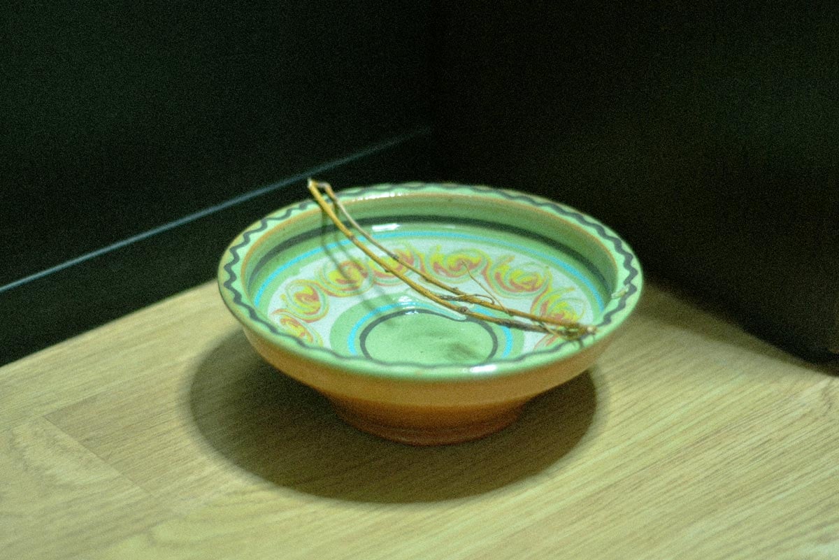 Місточок на мисці з водою, ворожіння на воді, гідромантика