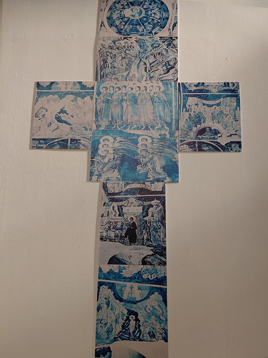 Хрест, який Василь Стус склав у своїй квартирі із репродукцій, привезених із табору й заслання. Фото з виставки «Поки ми тут, усе буде гаразд»