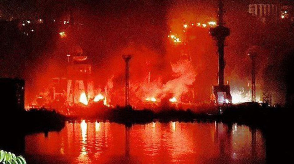 Горять уражені крилатими ракетами російські кораблі: ВДК «Минск» і ПЧ «Ростов-на-Дону». Севастополь, 13 вересня 2023 року.