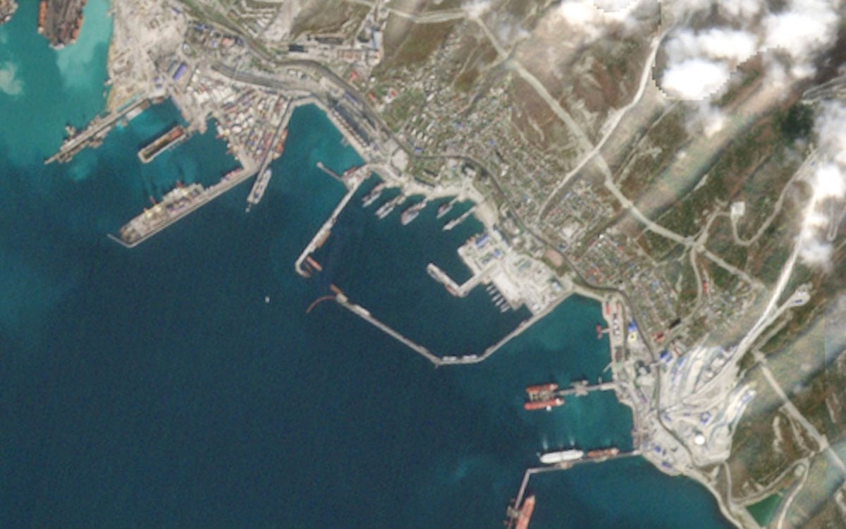 Супутникове фото Цемеської бухти, в центрі кадру — Новоросійська військово-морська база. Поряд з нею — термінал «Шесхаріс» компанії «Транснефть», основний на Чорному морі.