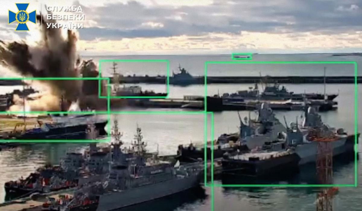 Момент вибуху після влучання дрона Sub Sea Baby в підводний човен. Скриншот з відео СБУ.