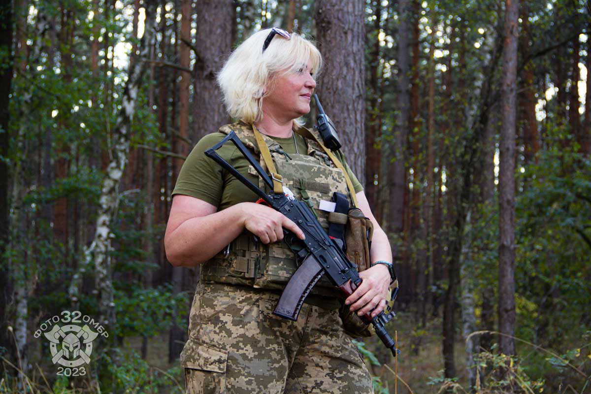 Історія Наталії Шостак — операційної медсестри, яка служить у медичній роті 32-ї ОМБр. Про евакуацію поранених, стабпункт і медицину на фронті.