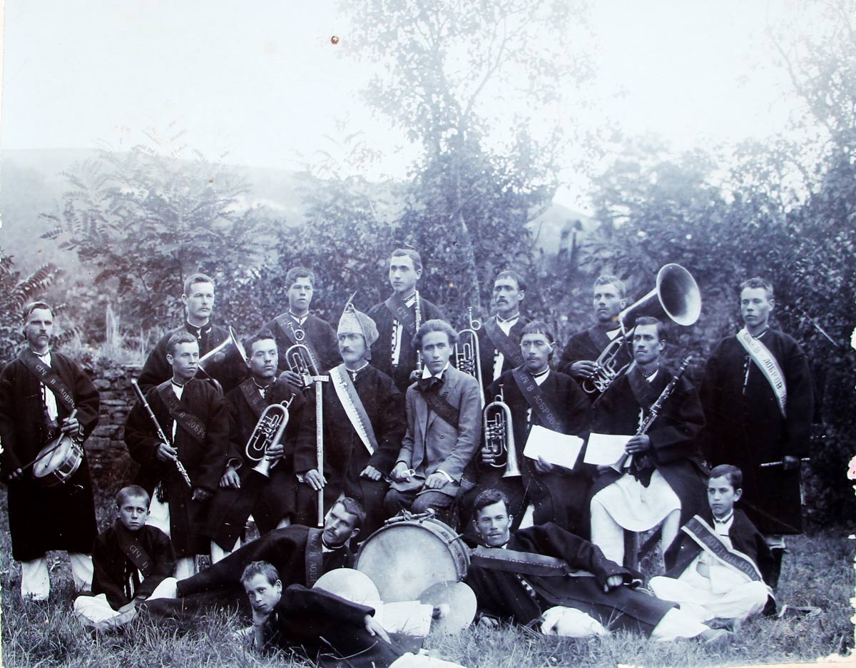 Оркестр Січі в селі Добровляни к. Заліщик (над Дністром). 1911 або 1912 р. УВАН, фонд Михайла Гайворонського № 89