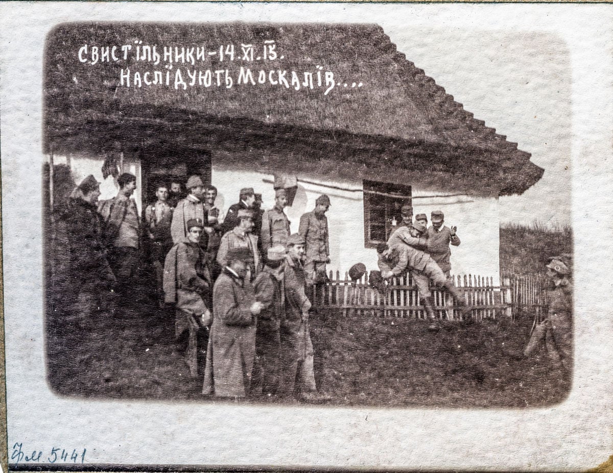 Українські січові стрільці бавляться на дозвіллі, вдаючи ворога. Свистільники. 14.11.1915 р. Львівський історичний музей. Фонд «Фотоматеріали». LHM_Фм-5441