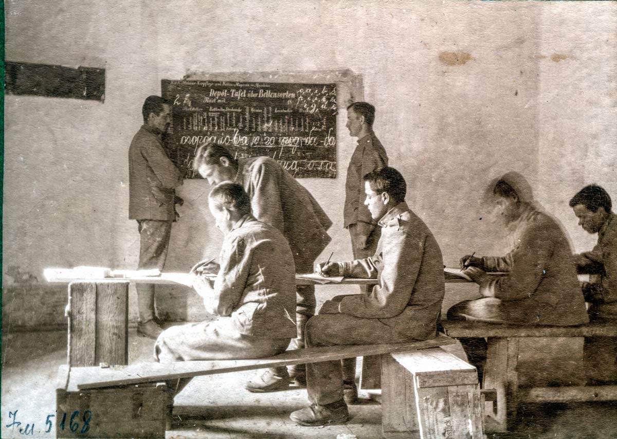 Як навчали січових стрільців. Курс неграмотних. Посилання: Львівський історичний музей. Фонд «Фотоматеріали». LHM_Фм-5168