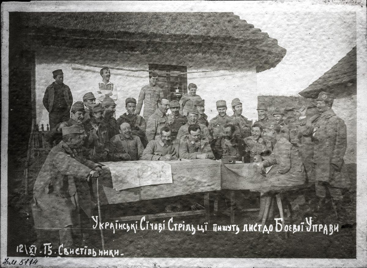 Українські січові стрільці пишуть лист до Боєвої Управи. Свистільники. 12.ХІ.1915. Посилання: Львівський історичний музей. Фонд «Фотоматеріали». LHM_Фм-5114