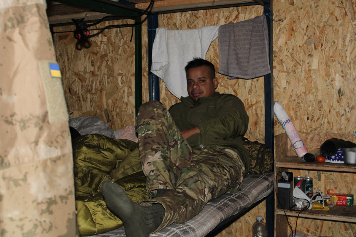 Боєць Іван з Колумбії нещодавно повернувся з госпіталя після поранення під Вовчанськом.