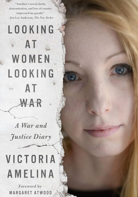 Англомовна книжка Вікторії Амеліної «Дивлячись на жінок, які дивляться на війну» на основі щоденників, документування російських злочинів та інтерв’ю з жінками упорядкували та видали друзі й чоловік авторки. 