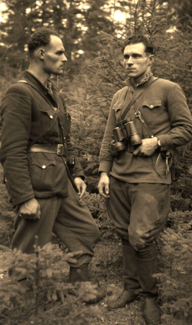 Білінчук Дмитро ("Хмара") – командир сотні імені Богдана Хмельницького куреня "Перемога" Тактичного відтінку-21 ""Гуцульщина" Воєнної округи-4 "Говерла" УПА-Захід та його брат, Білінчук Василь ("Сибиряк") – кулеметник сотні. Сер 1940- рр. З фондів Музею війни.