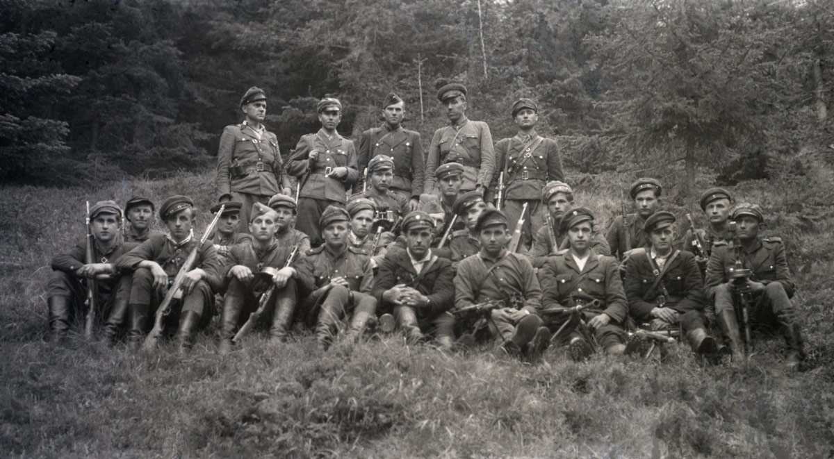 У Шешорських лісах  Косівський район Станіславської (нині Івано-Франківської) області. 1946 р. 1-й ряд: 4-й – Білінчук Василь ("Сибиряк"). З фондів Музею війни.