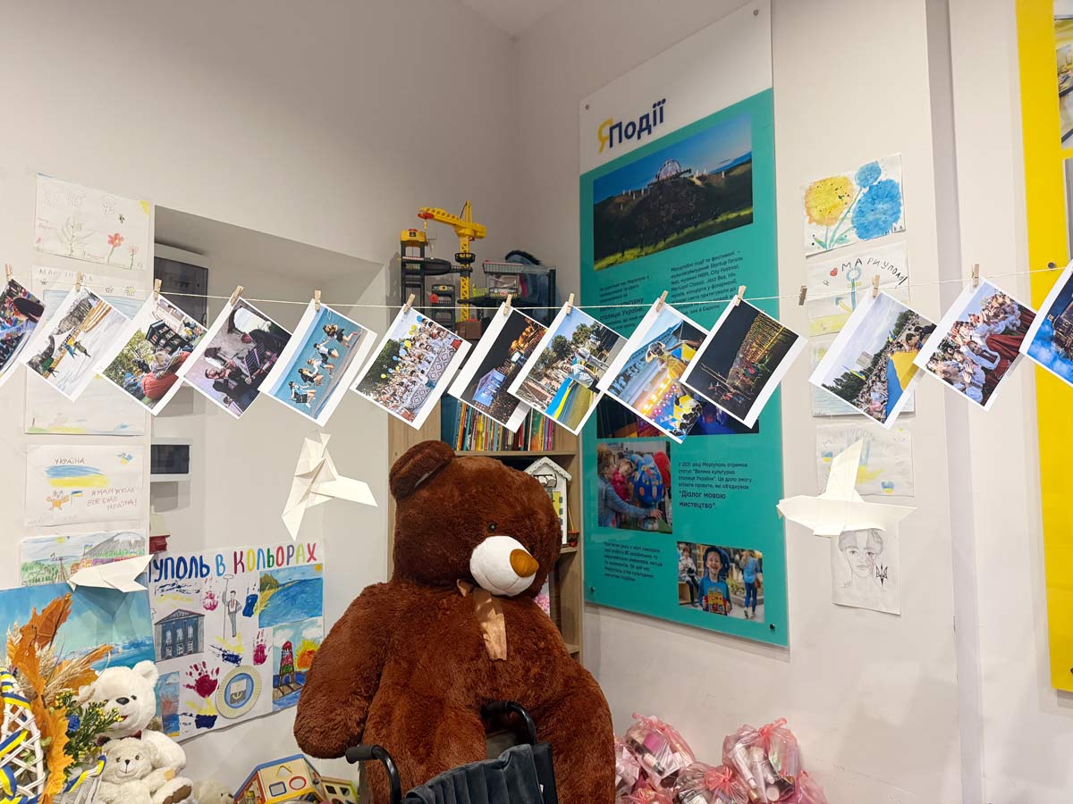 Зберегти для нащадків. Пам’ять про Маріуполь живе і у затишку центрів «ЯМаріуполь» у 21 місті України