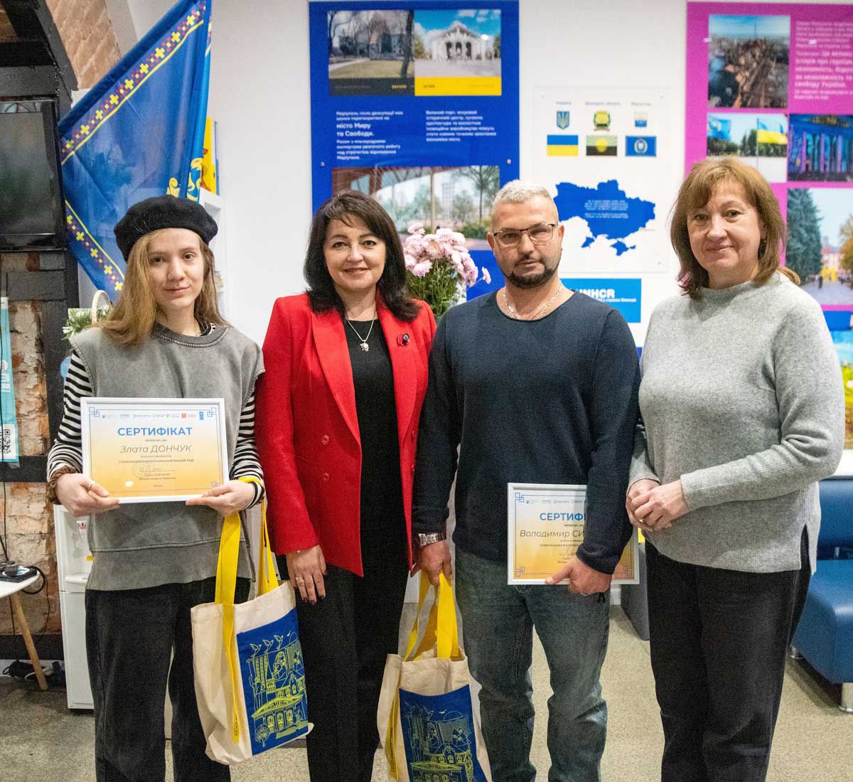 Служіння спільноті. Володимир та студентка Злата по завершенністажування у львівському центрі «ЯМаріуполь»