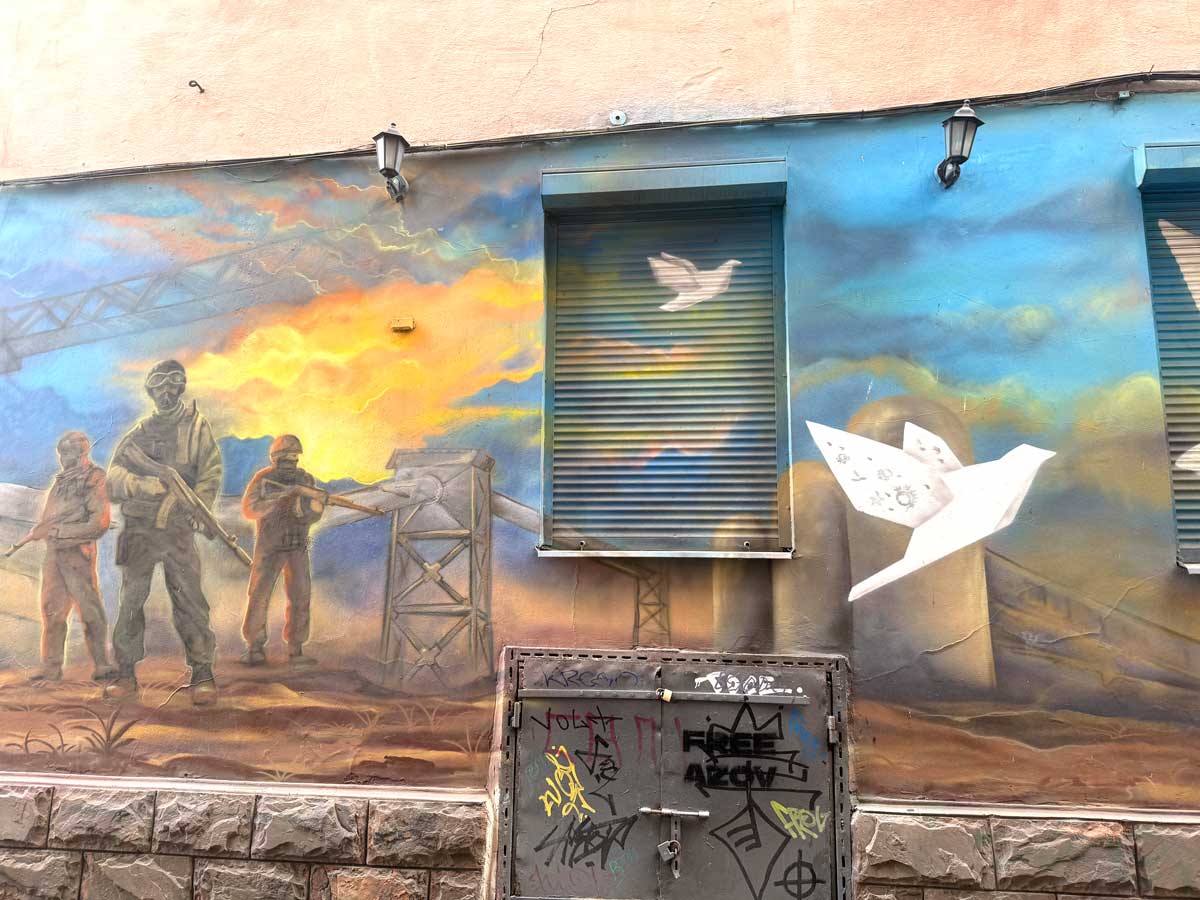 86 днів незламності. Українські захисники Маріуполя на стінописі біля центру «ЯМаріуполь»