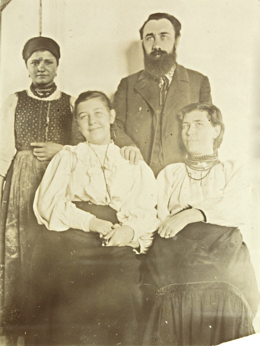 Родина Грінченків разом із їхньою хатньою робітницею