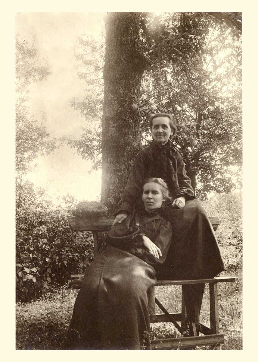 Леся Українка з тіткою Олександрою Антонівною Шимановською. Зелений Гай, 1906