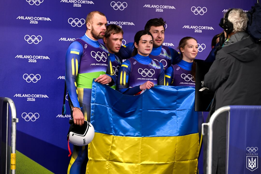 Збірна України з санного спорту у складі Юліанни Туницької, Ігоря Гоя, Назарія Качмара, Андрія Мандзія, Олени Стецків та Олександри Мох