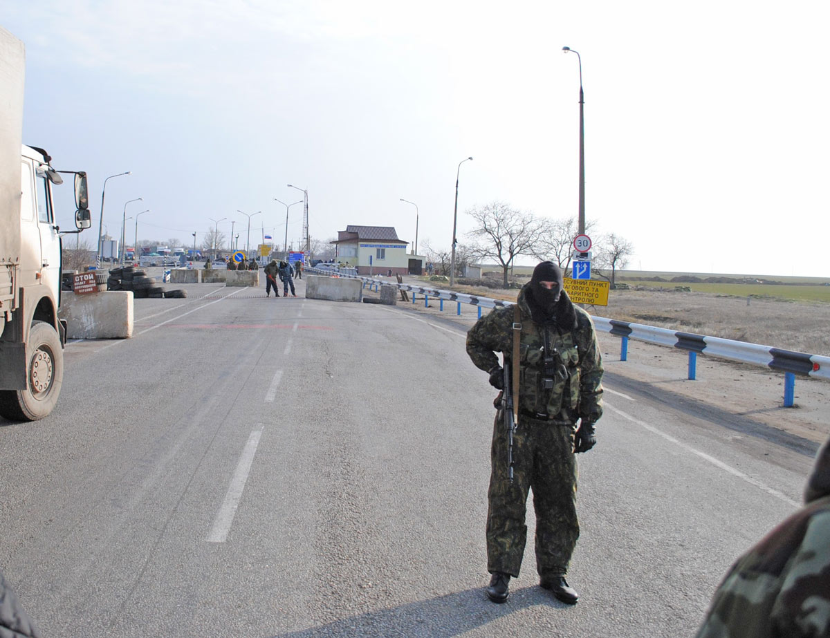 Блок-пост російських бойовиків біля н.п. Чонгар на в’їзді до Криму. Серед них на задньому плані видно людину у формі міліцейського спецназу, 07.03.2014 (фото Олега Зайченка)