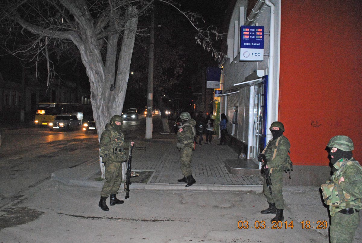 Російські солдати блокують військову частину ЗСУ А2542 у Симферополі на вул. Карла Маркса, 62 (фото Олега Зайченка)