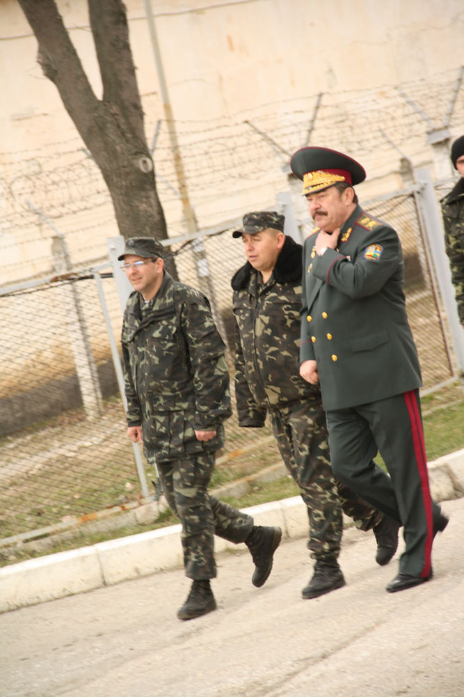 Колишній міністр оборони України, народний депутат генерал армії О. Кузьмук 5.03.2014 також відвідував військові частини ЗСУ на кримському півострові. Але без жодних результатів