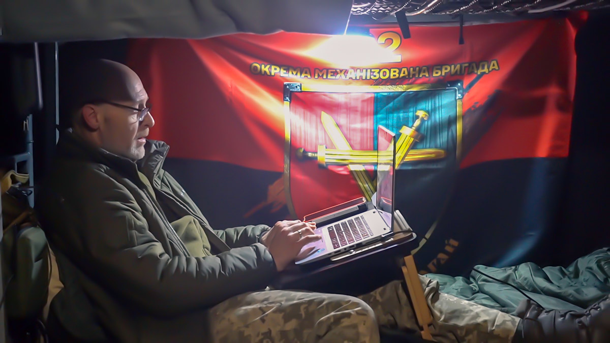 Заступник командира батальйону з психологічної підтримки 32-ї окремої механізованої бригади майор Денис Лозинський розповідає, як вчорашні цивільні стають військовими, з якою мотивацією приходять мобілізовані, як бійці переживають втрати та чому війна з Росією може тривати довго. Інтерв’ю з позицій на Покровському напрямку.