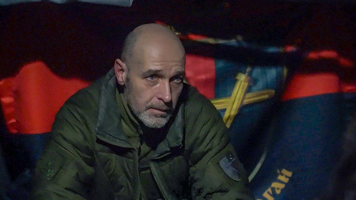 Заступник командира батальйону з психологічної підтримки 32-ї окремої механізованої бригади майор Денис Лозинський розповідає, як вчорашні цивільні стають військовими, з якою мотивацією приходять мобілізовані, як бійці переживають втрати та чому війна з Росією може тривати довго. Інтерв’ю з позицій на Покровському напрямку.