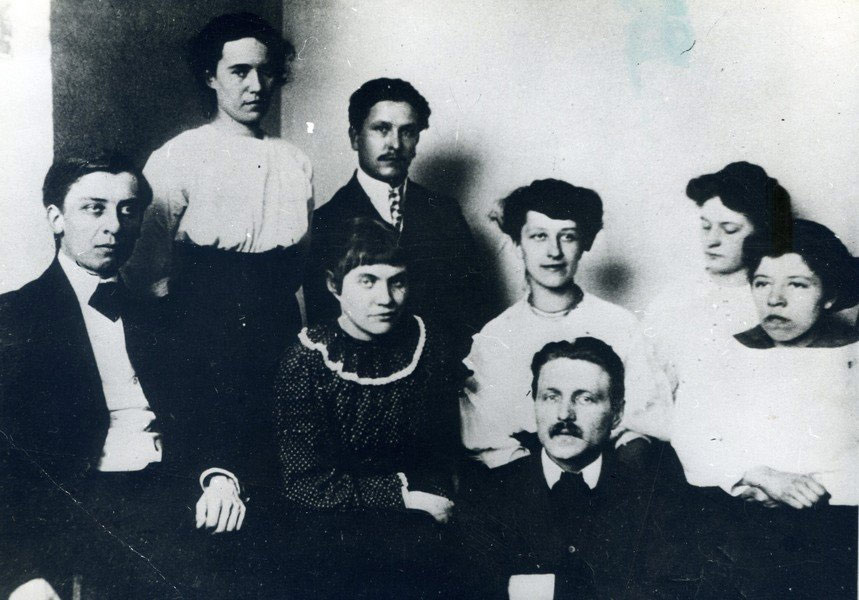 Члени групи «Renovation Byzantine», котрі виступили на Салоні незалежних в Парижі в 1910 році з 18-ма роботами. Зліва направо стоять: Гелена Шрамм, Микола Касперович; сидять: Тадеуш Налепінський, Софія Бодуен де Куртене, Софія Налепінська, Софія Сегно, Яніна Леваковська, Михайло Бойчук (попереду)