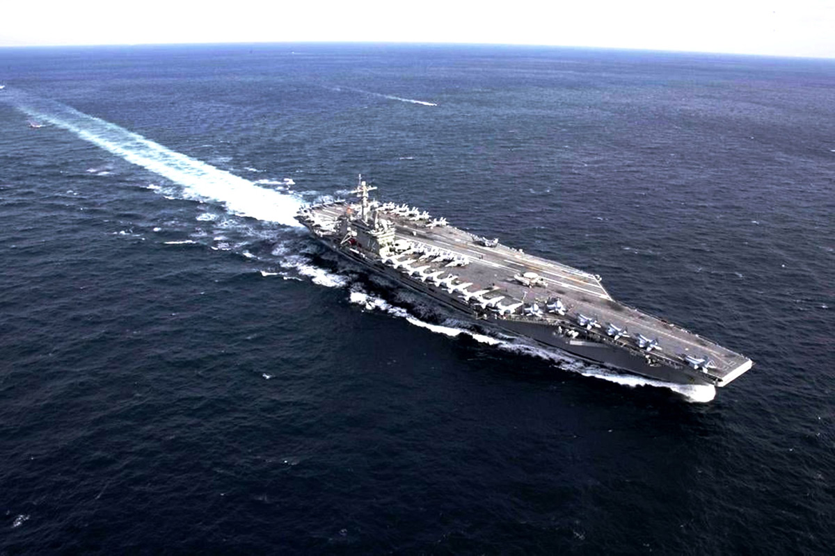 Американський атомний авіаносець USS Abraham Lincoln