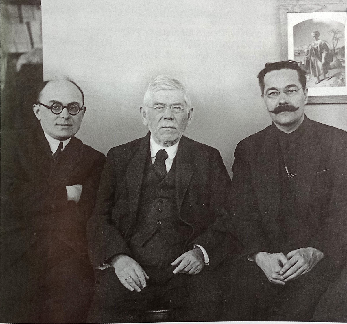 Дирекція Інституту Тараса Шевченка (зліва направо): вчений секретар — Ієремія Айзеншток, директор — Дмитро Багалій, заступник директора — Сергій Пилипенко