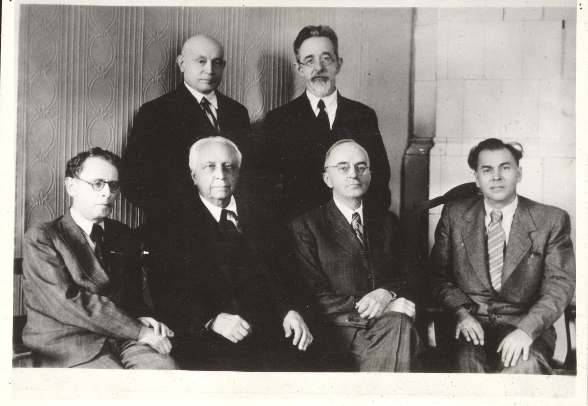 Члени Академії наук УРСР, 1940. Сидять (зліва направо): Леонід Булаховський, Микола Грунський, Олександр Білецький, Павло Тичина. Стоять: Павло Попов, Сергій Маслов