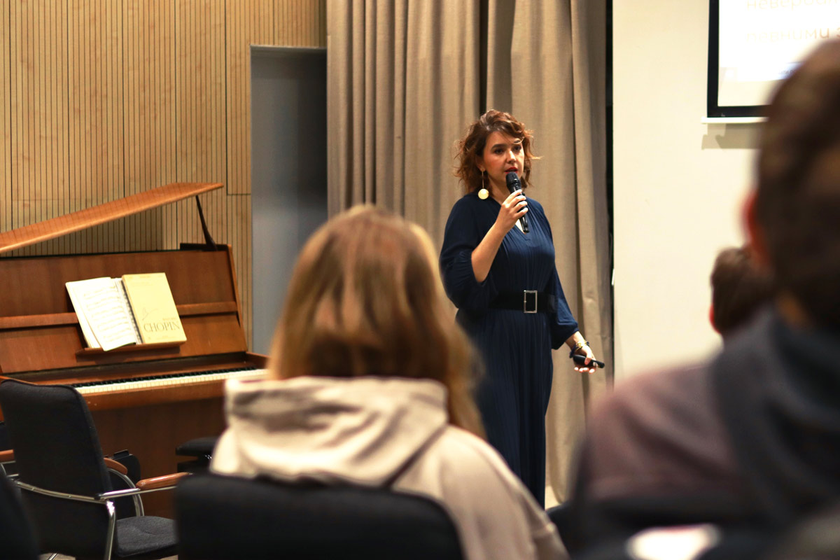 Марта Кузій під час лекції в Українському католицькому університеті