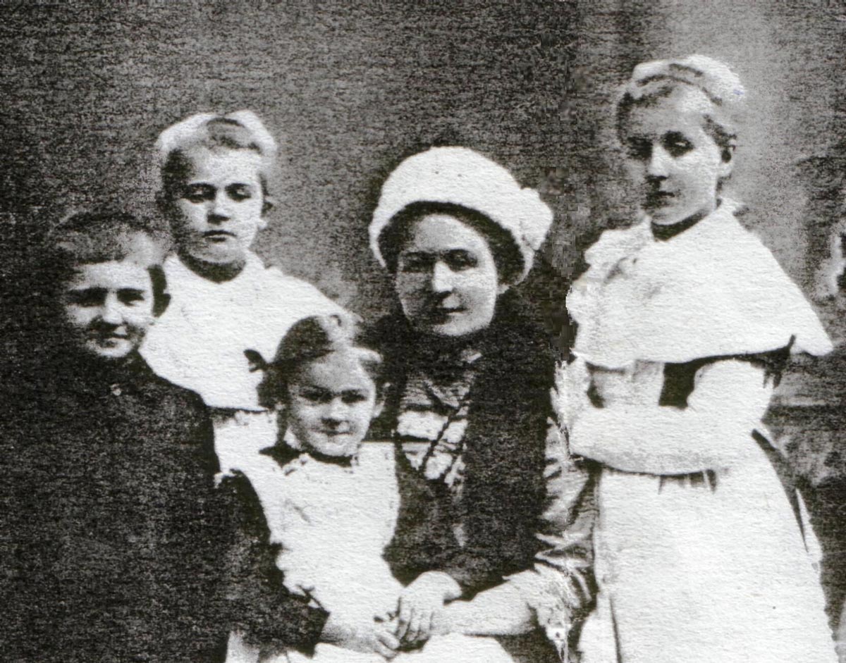 Параскеви Катеринич з дітьми (з ліва направо Петро, Єлизавета, Катерина, Тетяна) Ілюстрація з фб "Палац Катериничів"