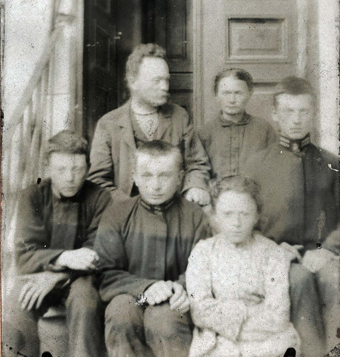 Іван Франко з дружиною Ольгою Хоружинською і дітьми на сходах свого будинку. 1904 рік