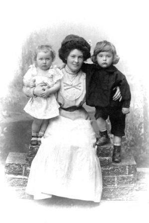 Мати Лідія Іваненко з дітьми Оксаною і Дмитром 