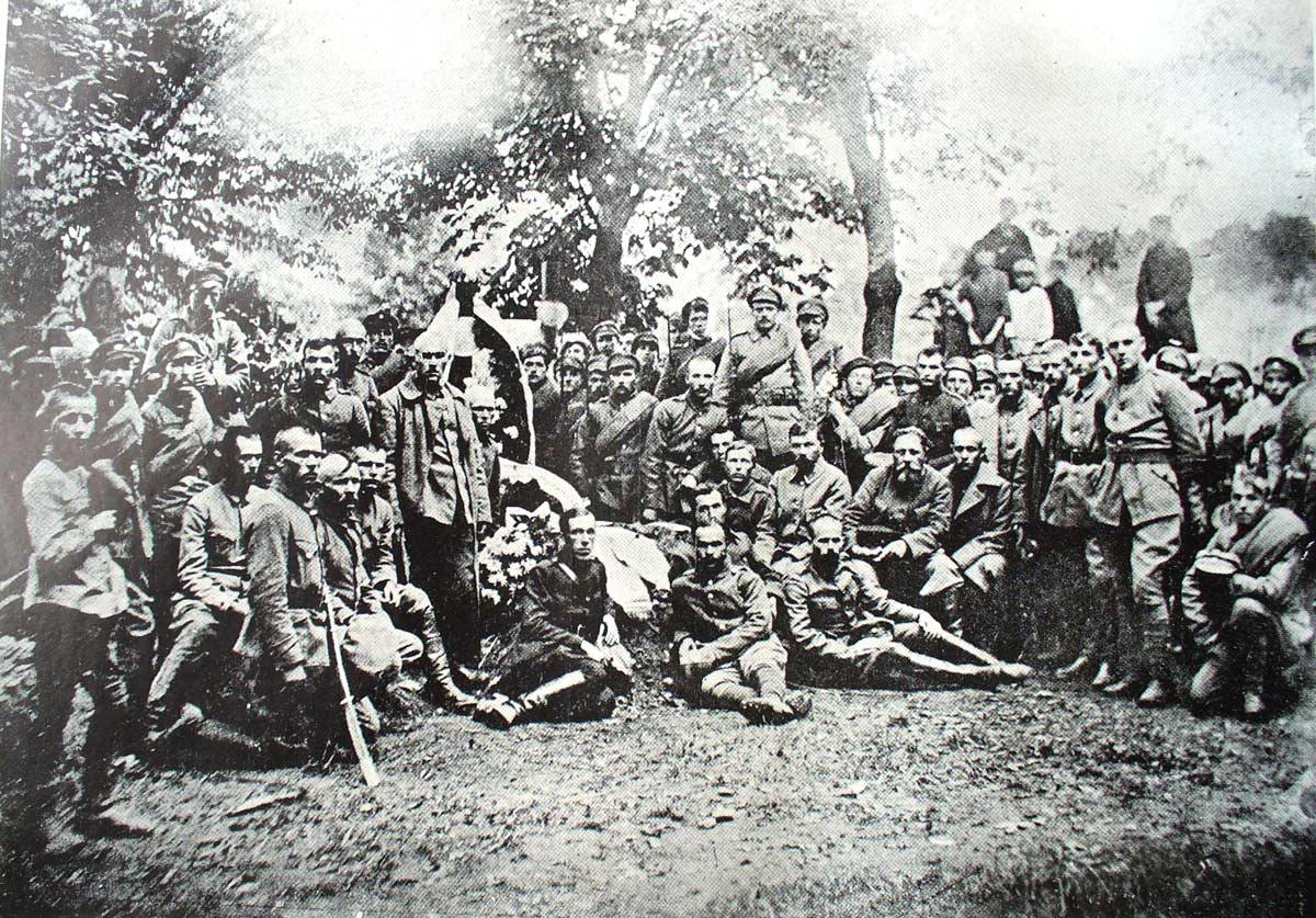 Старшини та козаки 2-ї бригади 1-ї Запорізької дивізії на могилі командира Дорошенківсько-Богданівського куреня хорунжого Костя Хмілевського. Станіславів, вересень 1920 р.