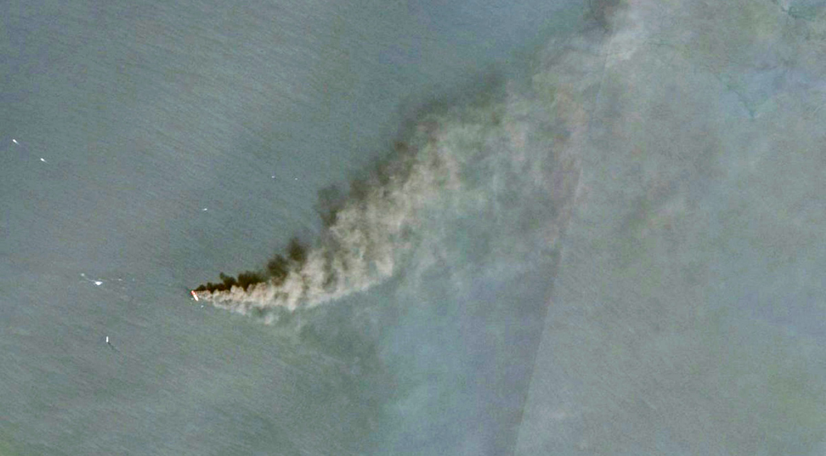 В намаганні приватизувати Ормузьку протоку, КВІР вдається до обстрілів суден. На фото-горить черговий розстріляний іранцями танкер.