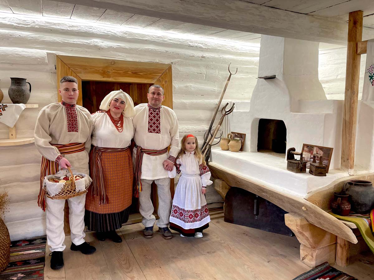 Родина на Великдень