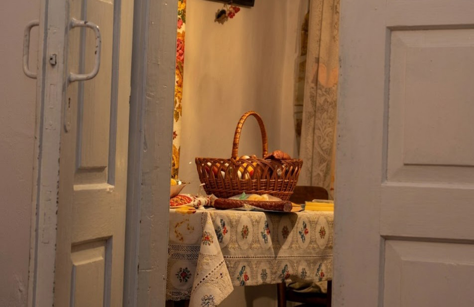 Великодній кошик готують до церкви, село Білогородка, фото з архіву авторки, 2010 рік.