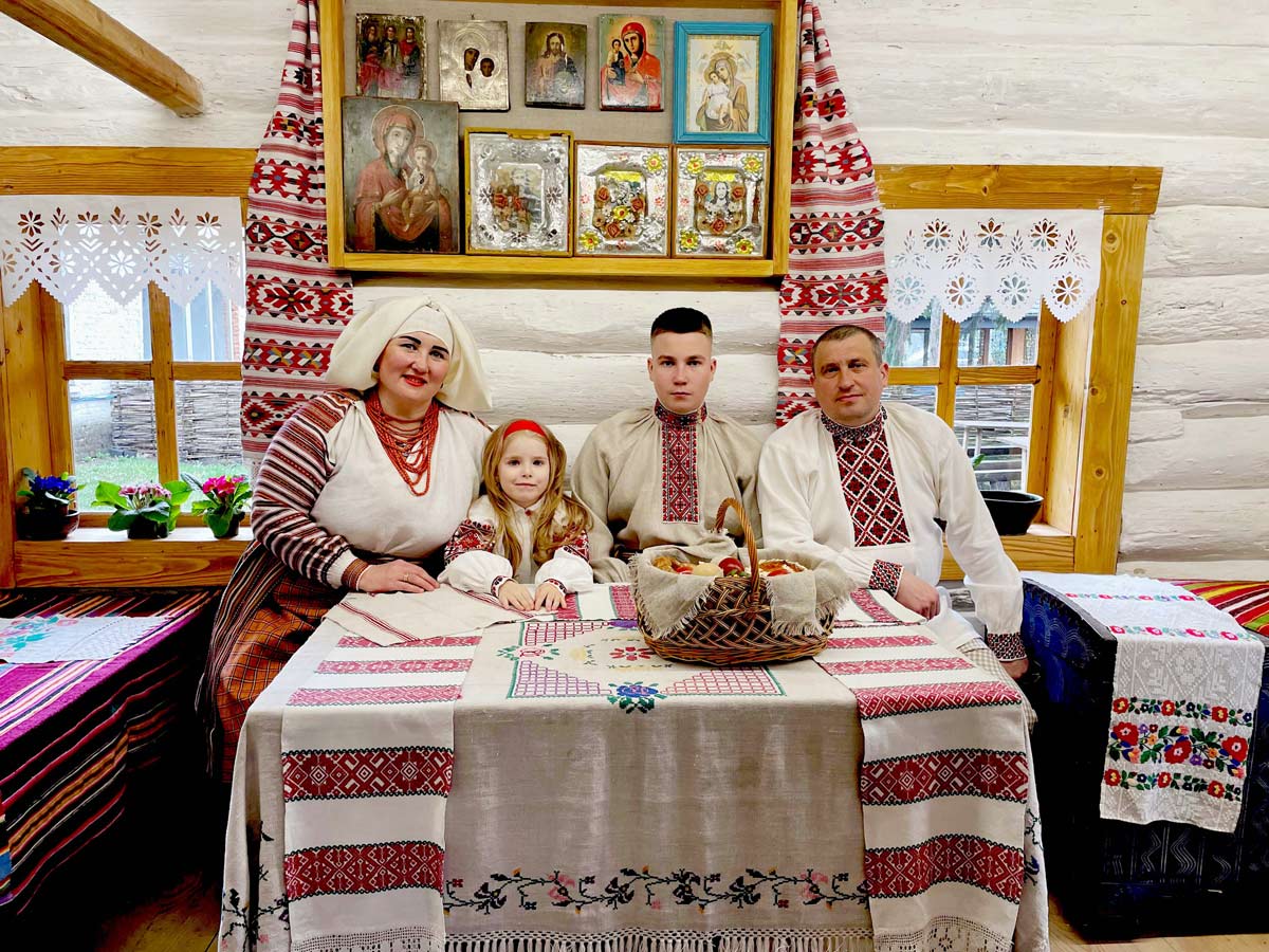 Родина на Великдень