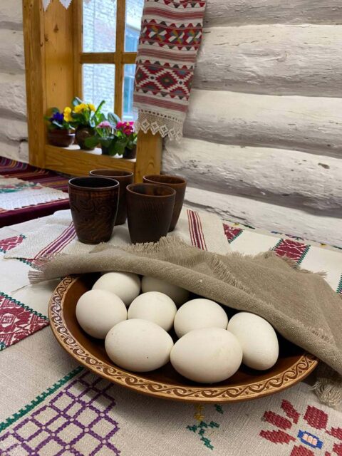 Процес фарбування крашанок.