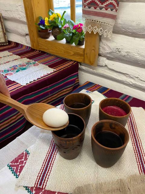 Процес фарбування крашанок.