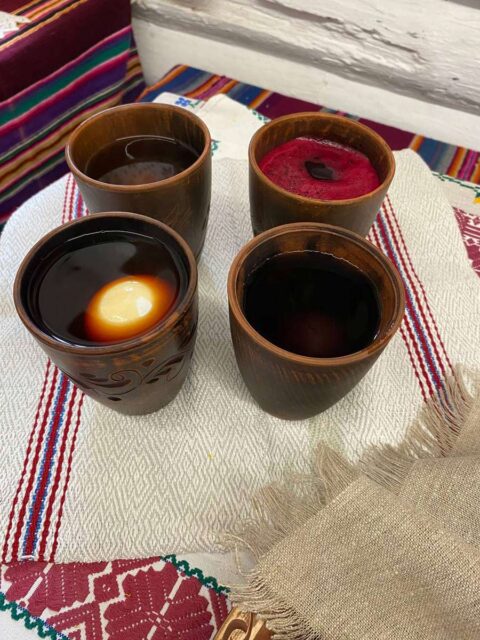 Процес фарбування крашанок.