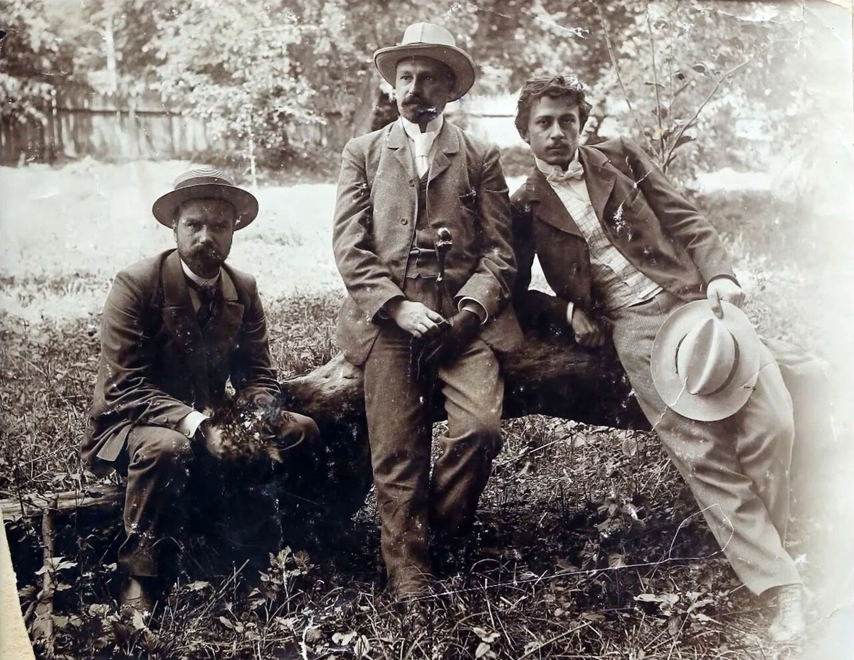 Чернявський (ліворуч) із Коцюбинським (у центрі). Чернігів, 1903