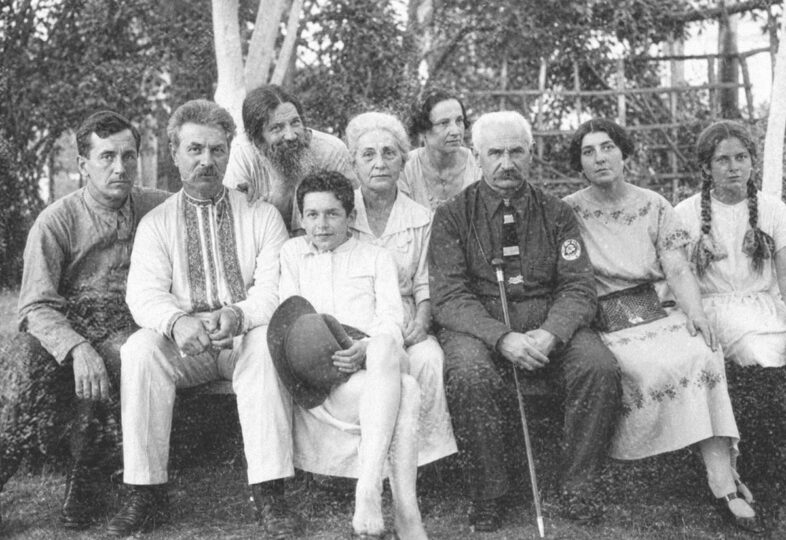 Родина Павлушкових, Єфремових та Дурдуківських. Посередині сидять Сергій Єфремов та Онисія й Володимир Дурдуківські