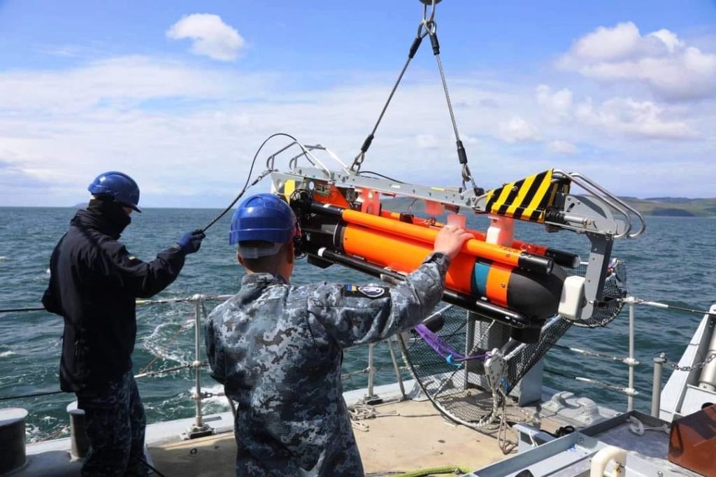 Моряки тральщика «Чернігів» працюють з підводним апаратом SeaFox-І